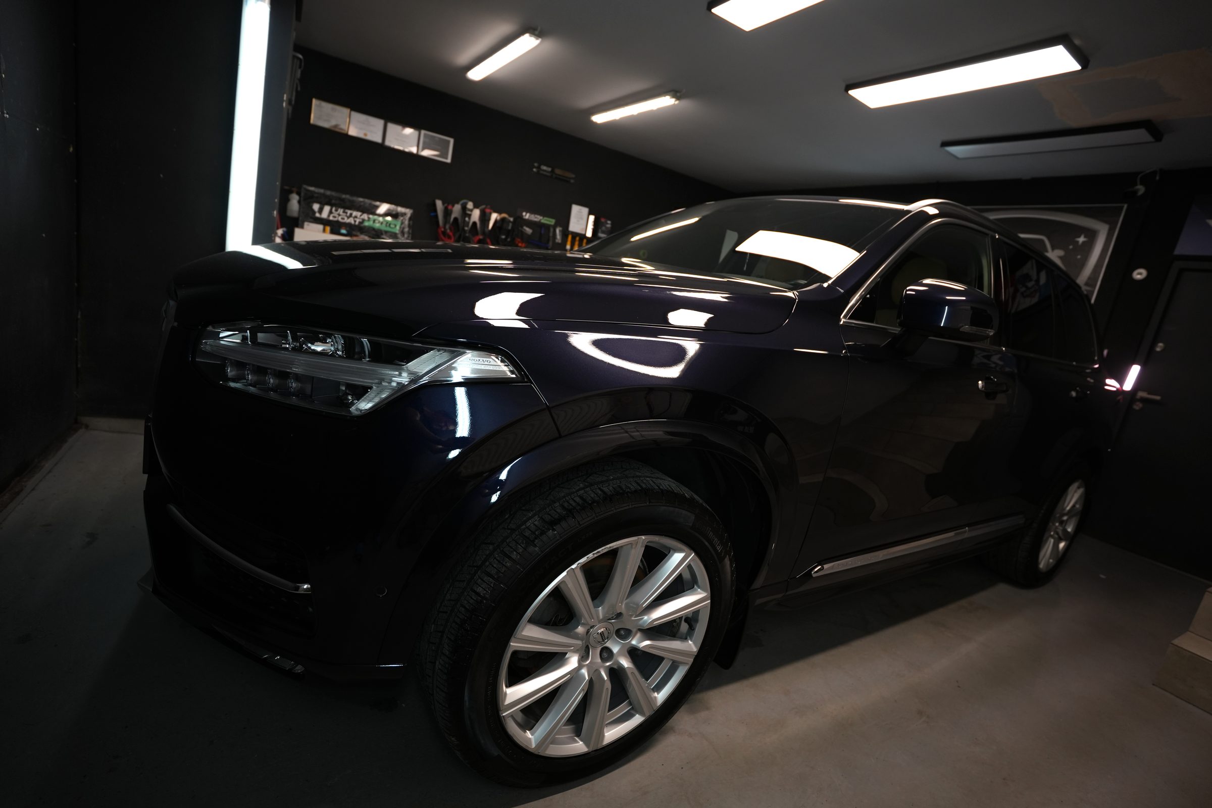 Czarne auto w profesjonalnym studiu detailingu